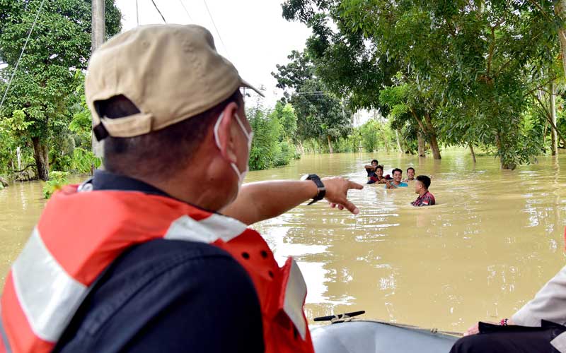 TINJAU: Gubernur Sumatera Utara (Sumut) Edy Rahmayadi meninjau banjir yang menggenangi sebagian wilayah Kota Tebingtinggi, Sabtu (28/11/2020).