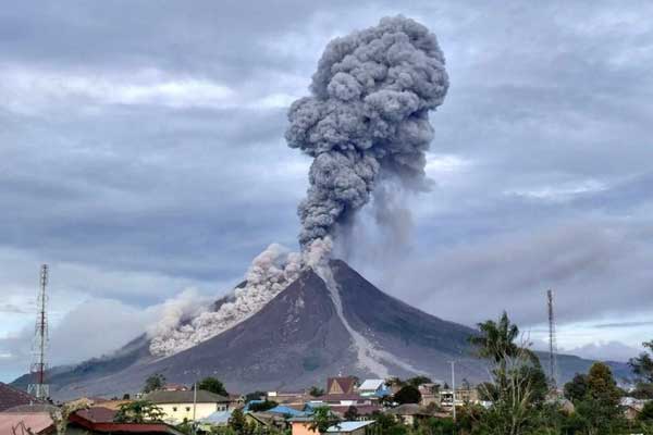 AWAN PANAS: Kubah lava gunung Sinabung semburkan awan panas yang ditaksir hingga 700 derajat celsius.
