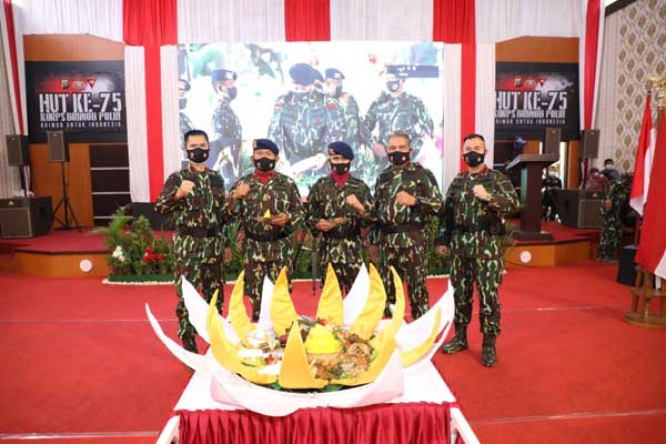 NASI TUMPENG: Kapoldasu Irjen Pol Drs Martuani Sormin MSi bersama Wakapoldasu dan jajaran, foto bersama sambil memajang nasi tumpeng dalam kegiatan HUT Korps Brimob ke-75 yang digelar secara virtual, Sabtu(14/11).