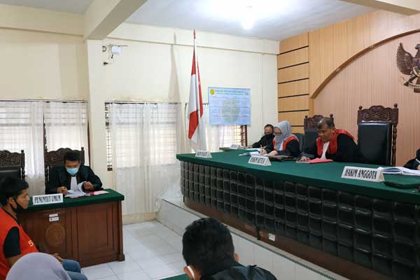 SIDANG: Terdakwa pembunuhan berencana, Ramona Sembiring duduk di kursi sidang PN Binjai, Senin (16/11).tedi/sumut pos.