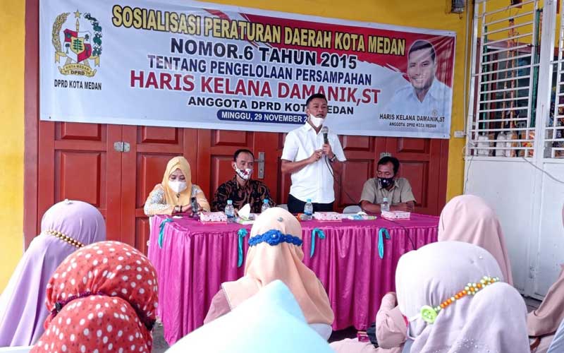 PERDA: Anggota DPRD Medan, Haris Kelana Damanik, saat sosialisasikan Perda No 6 Tahun 2015.istimewa/sumut pos.