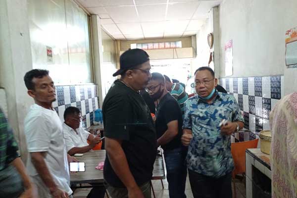 MENYAPA: Wali Kota Binjai HM Idaham, saat menyapa masyarakat dan pedagang di Pasar Bundar, Rabu (11/11).TEDDY AKBARI/SUMUT POS.