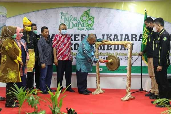 PUKUL GONG: Pembina Ikajara Kota Medan, H Syamsul Arifin pukul gong sebagai tanda pembukaan raker perdana Ikajara Kota Medan periode 2020-2023 yang dipimpin Ari Ismail, di Hotel Grand Kanaya Jalan Darussalam Medan, Sabtu (14/11). 