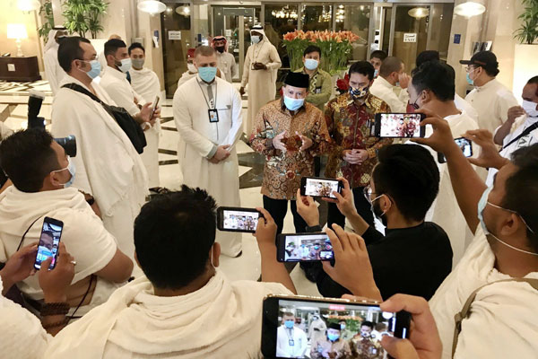 Dok. KJRI Jeddah UMRAH: Jemaah kloter pertama bersiap melaksanakan ibadah umrah dari hotel tempat mereka dikaratina, Rabu (4/11) lalu. 