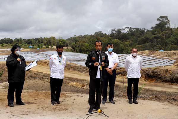 FOOD ESTATE: Presiden RI Joko Widodo didampingi Gubsu Edy Rahmayadi dan sejumlah menteri saat meninjau perkembangan kawasan Food Estate di Desa Siria-ria, Humbahas, Selasa (27/10) lalu. 