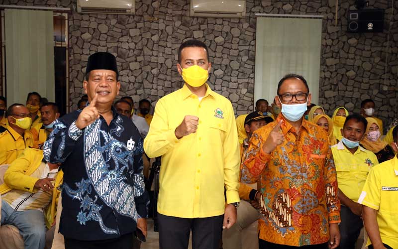 BERSAMA: Ketua Golkar Sumut, Musa Rajekshah foto bersama paslon Rasa-Ziwa, usai konsolidasi pemenangan di Pilkada Simalungun 2020, Minggu (22/11). 