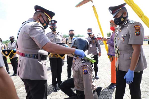 TEPUNG TAWARI: Kapoldasu Irjen Martuani Sormin menepung tawari perwakilan siswa bintara pada kegiatan pembukaan DIKTUBA POLRI Tahun 2020/2021 di SPN Hinai, Langkat.