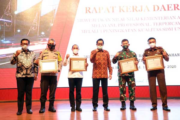 PENGHARGAAN: Plt Kajatisu Aditia Warman, Gubsu Edy Rahmayadi, Kapoldasu Irjen Pol Martuani Sormin dan Pangdam I/BB Mayjend TNI Irwansyah, saat menerima penghargaan dari Kementerian Agraria dan Tata Ruang/Badan Pertanahan Nasional (ATR/BPN), di Adi Mulia Hotel Medan, Senin (16/11).