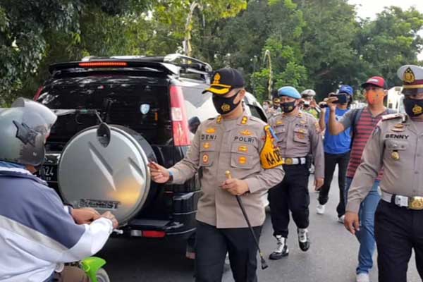 BAGIKAN: Kapolres Labuhanbatu, ABKP Deni Kurniawan membagikan masker dan vitamin C kepada pengendara di Jalan MH. Thamrin, Rantauprapat.fajar/sumut pos.