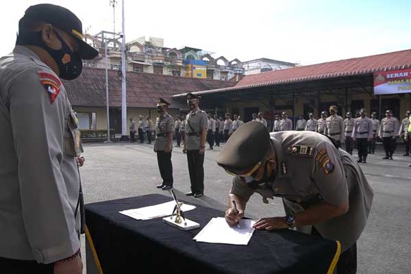 SERTIJAB: Kapolres Tebingtinggi, AKBP James P Hutagaol melakukan Sertijab Kabag Ren dan Kasat Binmas.sopian/sumut pos.