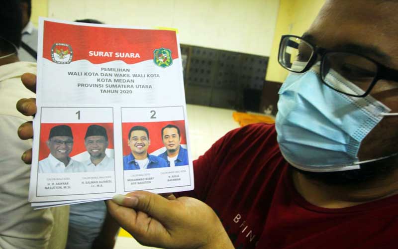 SURAT SUARA: Tim Pemenengan AMAN menunjukkan gambar surat suara paslon Wali Kota Medan Akhyar-Salman (kiri) yang lebih gelap. markus/sumut pos.