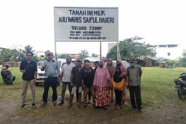 KUASAI: Ahli waris tanah Lapangan Gajahmada Krakatau, kembali mengusai lahan di atas plank milik M Basri, Kamis (5/11).istimewa/sumu tpos.