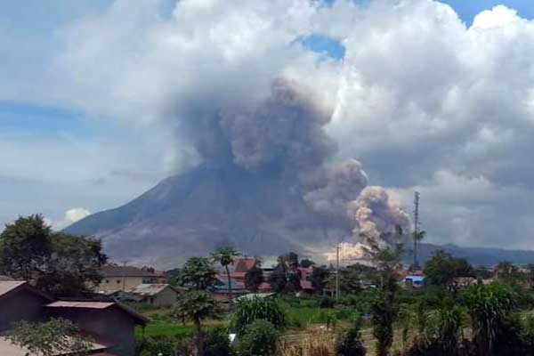 AWAN PANAS: Gunung Sinabung masih semburkan awan panas, Selasa (2/11).  Masyarakat diimbau untuk tidak memasuki daerah zona merah yang sudah ditentukan.SOLIDEO/SUMUT POS.