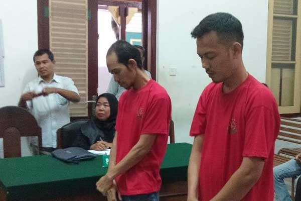 SIDANG: Iin Fauza (kanan), terdakwa kurir sabu seberat 20 kg saat menjalani sidang putusan di PN Medan.gusman/sumut pos.