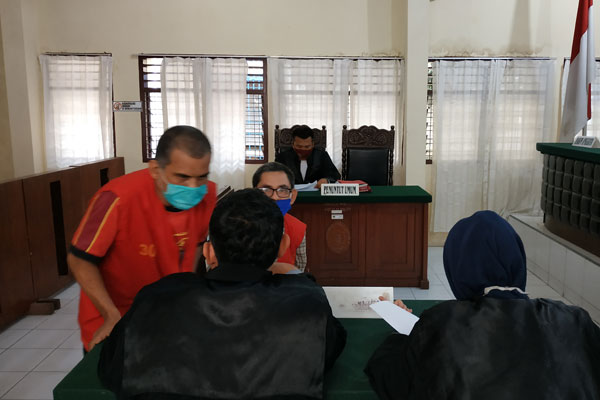 KONSULTASI: Dua terdakwa yang menjadi kurir sabu saat berkonsultasi dengan penasihat hukum di PN Binjai, Senin (9/11).tedi/sumut pos.