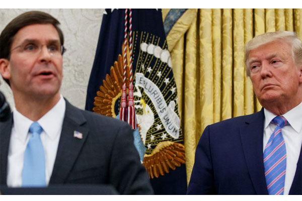 PECAT: Mark Esper saat dilantik sebagai Menhan AS oleh Presiden AS Donald Trump. Kemarin, Trump memecat Esper karena dianggap menentang dirinya.