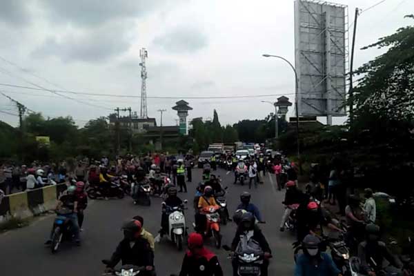 KONVOY: Massa buruh FSPMI menggelar konvoy menuju Kantor Gubernur Sumut, untuk menolak Omnibus Law Ciptaker, Senin (2/11).istimewa.