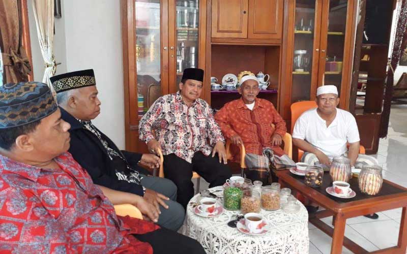 SILATURAHIM: Ketua PB IKLAS Rivai Nasution (tengah) saat bersilaturahim dengan tokoh masyarakat Kampung Rakyat, Labusel, beberapa waktu lalu.istimewa/sumut pos.