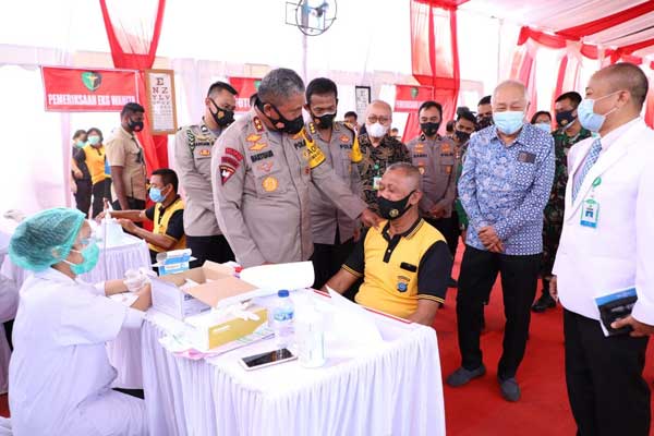 LAUNCHIN Kapolda Sumatera Utara, Irjen Martuani Sormin menyapa seorang personel saat memeriksa kesehatan pada kegiatan launching medical check- Up yang digelar di Lapangan Hijau, Mapolresta Deliserdang, Kamis (5/11).