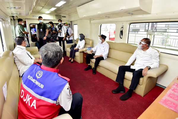 NAIK KA: Menhub Budi Karya Sumadi, Gubsu Edy Rahmayadi menaiki kereta api dari Stasiun Lubuk Pakam, Deliserdang usai meninjau program padat karya Kemenhub melalui BTP Sumbagut, Minggu (8/11). 