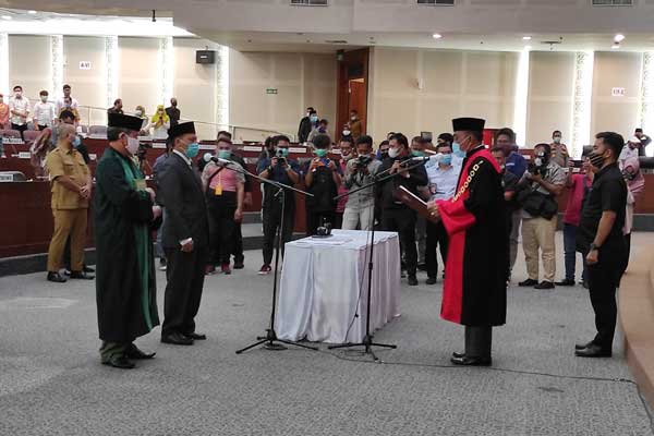 DIAMBIL SUMPAH: Ketua Pengadilan Tinggi Medan, Setyawan Hartono, mengambil sumpah Misno Adisyahputra dalam Rapat Paripurna. Peresmian dan Pengucapan Sumpah/Janji Wakil Ketua DPRD Sumut sisa masa jabatan 2019-2024. PRAN HASIBUAN/SUMUT POS.