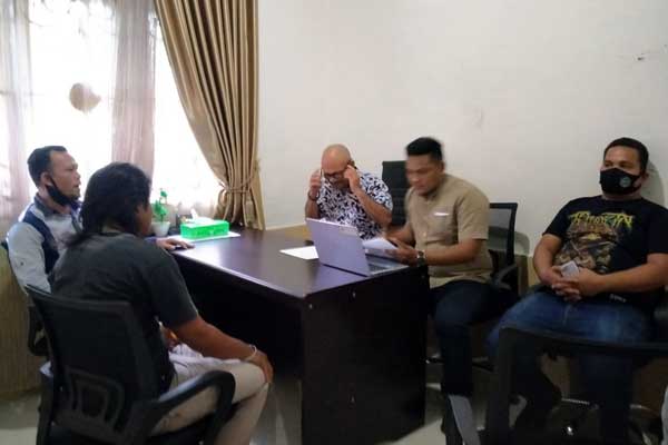 PERIKSA: Anggota Bawaslu Binjai, Sainul Irwan (pegang kacamata) saat mau melakukan pemeriksaan terhadap dua saksi di Sentra Gakkumdu.TEDDY AKBARI/SUMUT POS.