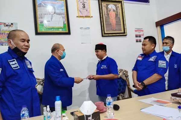 PENYERAHAN SK: Ketua DPW PAN Sumut Yahdi Khoir Harahap didampingi Ketua DPD PAN Labusel, Wildan Aswan Tanjung menyerahkan SK DPC Torgamba.