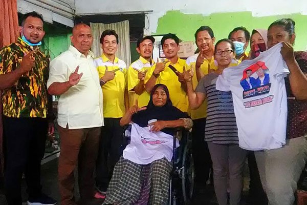 BANTUAN: PK Partai Golkar dan AMPG Medan Timur memberikan bantuan kursi roda kepada warga yang berada di kecamatan tersebut. , dalam rangka memeringati Hari Pahlawan 2020 sekaligus HUT ke-56 Partai Golkar, Selasa (10/11). PRAN HASIBUAN/SUMUT POS.