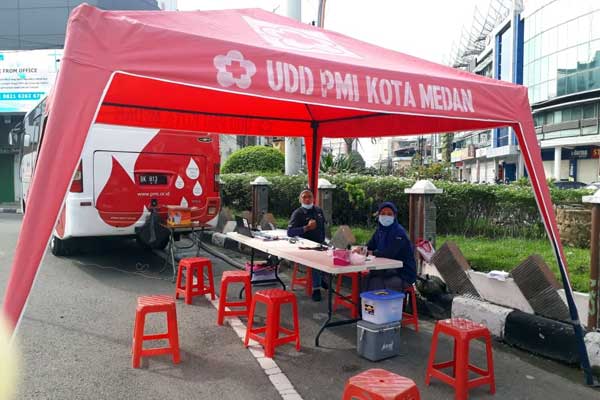 LAYANAN: PMI Medan membuka layanan donor darah di bundaran Jalan Gatot Subroto (Gatsu), Medan, Selasa (3/11). istimewa/sumu tpos.
