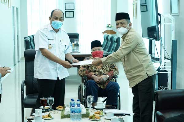 SILATUHRAMI: Wali Kota Tebingtinggi Umar Zunaidi Hasibuan menerima silatuhrami mantan Wali Kota Tebingtinggi Edy Sofiyan dan Amiruddin Lubis terkait Panti Asuhan Amaliah.SOPIAN/SUMUT POS.