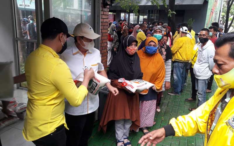 BAGIKAN: Ketua DPD Partai Golkar Medan, H Syaf Lubis, membagikan bantuan sosial kepada warga di Jalan Karya Wisata, Medan Johor, Senin (23/11).ISTIMEWA/sumut pos.