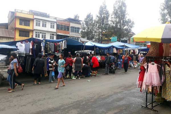 RAMAI: Aktivitas jual-beli mulai terlihat ramai di Pusat Pasar Berastagi, tepatnya di Terminal Berastagi, Kabupaten Karo, Kamis (12/11).SOLIDEO/SUMUT POS.