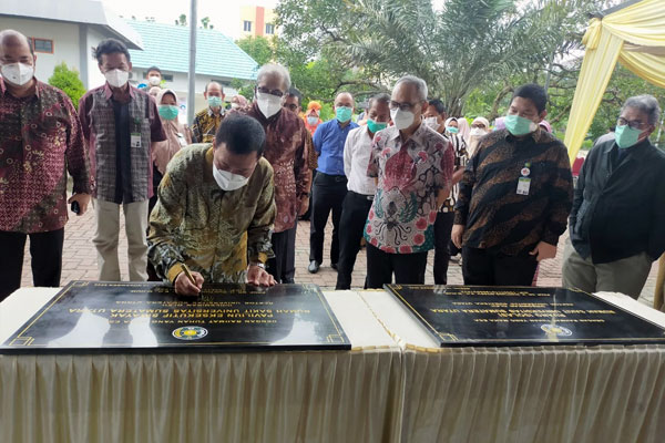 RESMIKAN: Rektor USU, Prof Runtung Sitepu, menanda- tangani batu prasasti   saat meresmikan Paviliun Eksekutif Sibayak dan Ruang Emergency. 