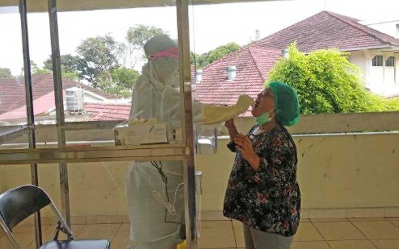 Tes Swab: Pegawai RSUP H Adam Malik, Medan, menjalani tes swab, Kamis  (19/11). 