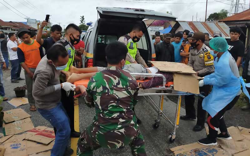 EVAKUASI: Satlantas Polres Dairi mengevakuasi jenajah pelajar SMK yang tewas terlindas truk di jalan nasional Sidikalang-Medan tepatnya di Desa Tanjung Beringin, Kecamatan Sumbul, Dairi, Sabtu (28/11).
