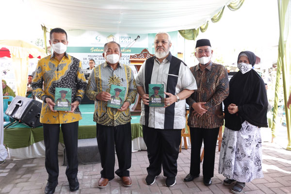 IST HADIR: Wakil Gubernur Sumut Musa Rajekshah saat menghadiri peluncuran buku ‘Langkah Cermat Anak Kebon’ oleh Hardi Mulyono, dan peresmian Rumah Yatim Wagimin-Misnam di Desa Klambir 5, Kebun Dusun 10, Kecamatan Hamparanperak, Kabupaten Deliserdang, Rabu (11/11).