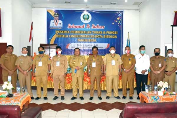 BERSAMA: Wali kota Sibolga, Syarfi Hutauruk foto bersama dengan para kepling se-kota Sibolga.