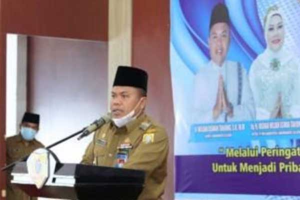 SAMBUTAN: Bupati Labusel, Wildan Aswan Tanjung memberikan sambutan pada peringatan Maulid Nabi Muhammad SAW 1442 Hijriah yang digelar di Pendopo Santun Berkata Bijak Berkarya. FAJAR DAME/SUMUT POS.