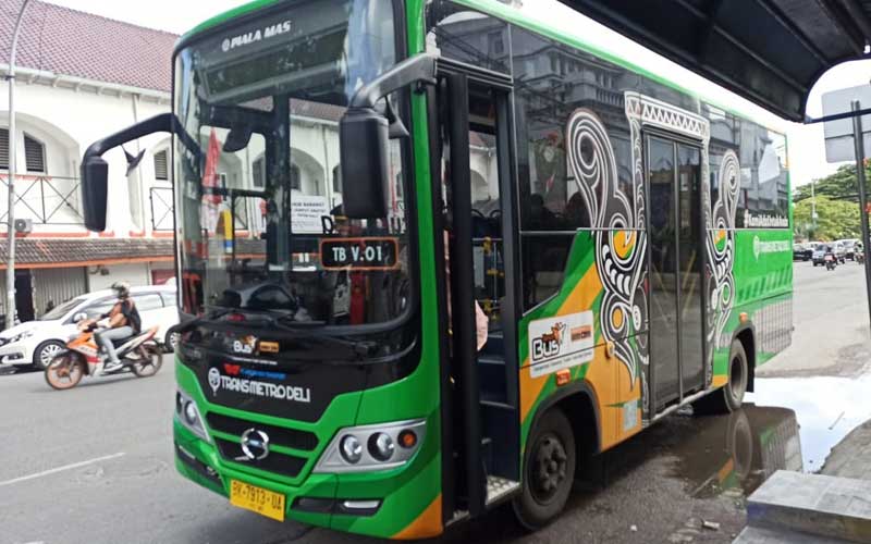 BEROPERASI: Bus Trans Metro Deli sejak tiga hari lalu sudah beroperasi di Kota Medan.
