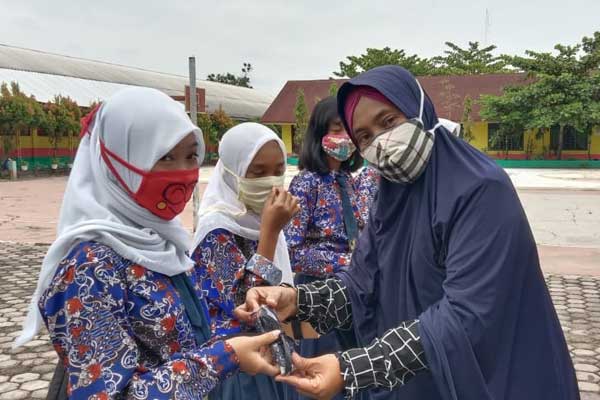 PENYERAHAN HADIAH: Guru Isnaini SPd, saat penyerahan hadiah kepada pemenang lomba dalam Gebyar Bulan Bahasa di SMP Negeri 3 Kisaran, Sumatera Utara, beberapa waktu lalu.
