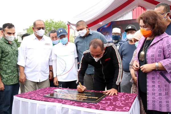 SAKSIKAN: Pjs Wali Kota Medan Ir Arief Sudarto Trinugroho MT (tiga kiri) menyaksikan penandatanganan peresmian sekaligus pembukaan Gelar Seni Budaya Daerah oleh Gubsu Edy Rahmayadi di Halaman Pekan Raya Sumatera Utara (PRSU)  Jalan Jenderal Gatot Subroto KM 5, Sabtu (7/11).