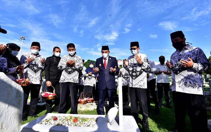 UPACARA: Gubsu Edy Rahmayadi menjadi Inspektur Upacara pada peringatan Hari Guru Nasional di Taman Makan Pahlawan Bukit Barisan, Rabu (25/11). Biro Humas dan Keprotokolan Setdaprov Sumut For Sumut Pos.