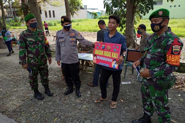 OPERASI YUSTISI: Seorang warga terjaring operasi yustisi dan diberikan sanksi karena tidak memakai masker saat beraktivitas di luar rumah.SOPIAN/SUMUT POS.