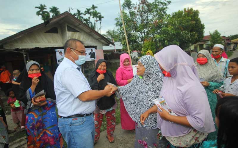 SALAM WARGA: Calon Wali Kota Medan, Ir Akhyar Nasution MSi (kiri) menyalami warga di Medan Labuhan, Kamis (19/11).