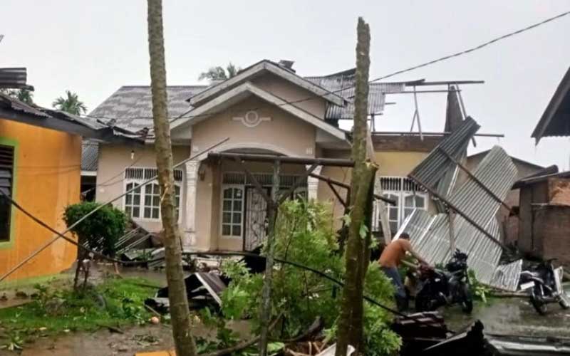 RUSAK BERAT: Salah satu rumah warga rusak berat usai diterjang angin puting beliung di Desa Sei Bamban, Kecamatan Sei Bamban, Minggu (29/11).
