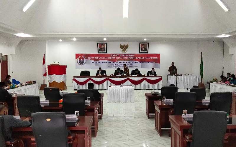 KOSONG : Tampak kursi untuk anggota dewan pada rapat paripurna dengan jadwal pendapat akhir dan pengambilan keputusan Rancangan Peraturan Daerah APBD 2021, Senin (23/11), kosong.