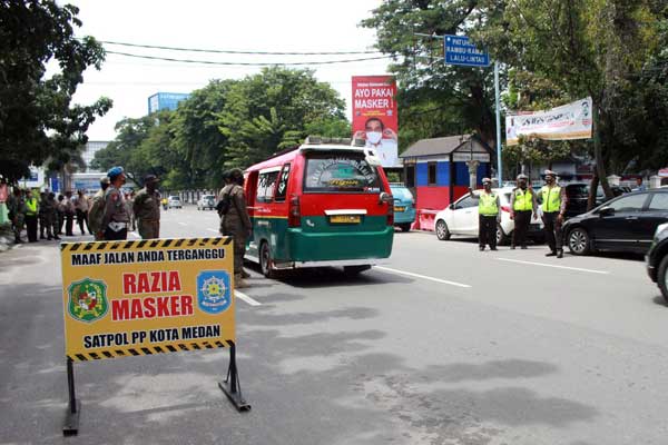 RAZIA: Satgas Percepatan Penanganan Covid-19 saat menggelar operasi yustisi pendisiplinan protokol kesehatan. Kemarin, tim ini menggelar razia di Jalan S Parman, Medan, Senin (2/11).