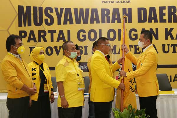 PATAKA: Musa Rajekshah menerima pataka Golkar dari Sekretaris Jenderal DPP Golkar, Lodewijk F. Paulus, usai terpilih aklamasi sebagai ketua Golkar Sumut periode 2020-2025, di Kantor DPP Golkar, Jakarta, Jumat (6/11).