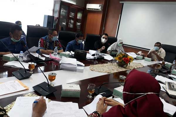 RAPAT: Komisi II DPRD Kota Medan dalam rapat pembahasan R-APBD 2021, Kamis (12/11) sore.markus/sumu tpos.