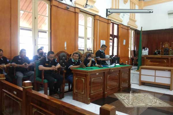 SIDANG: Kuasa hukum pemohon membacakan permohonan gugatan dalam sidang prapid Ketua KAMI, Selasa (3/11).AGUSman/sumut pos.